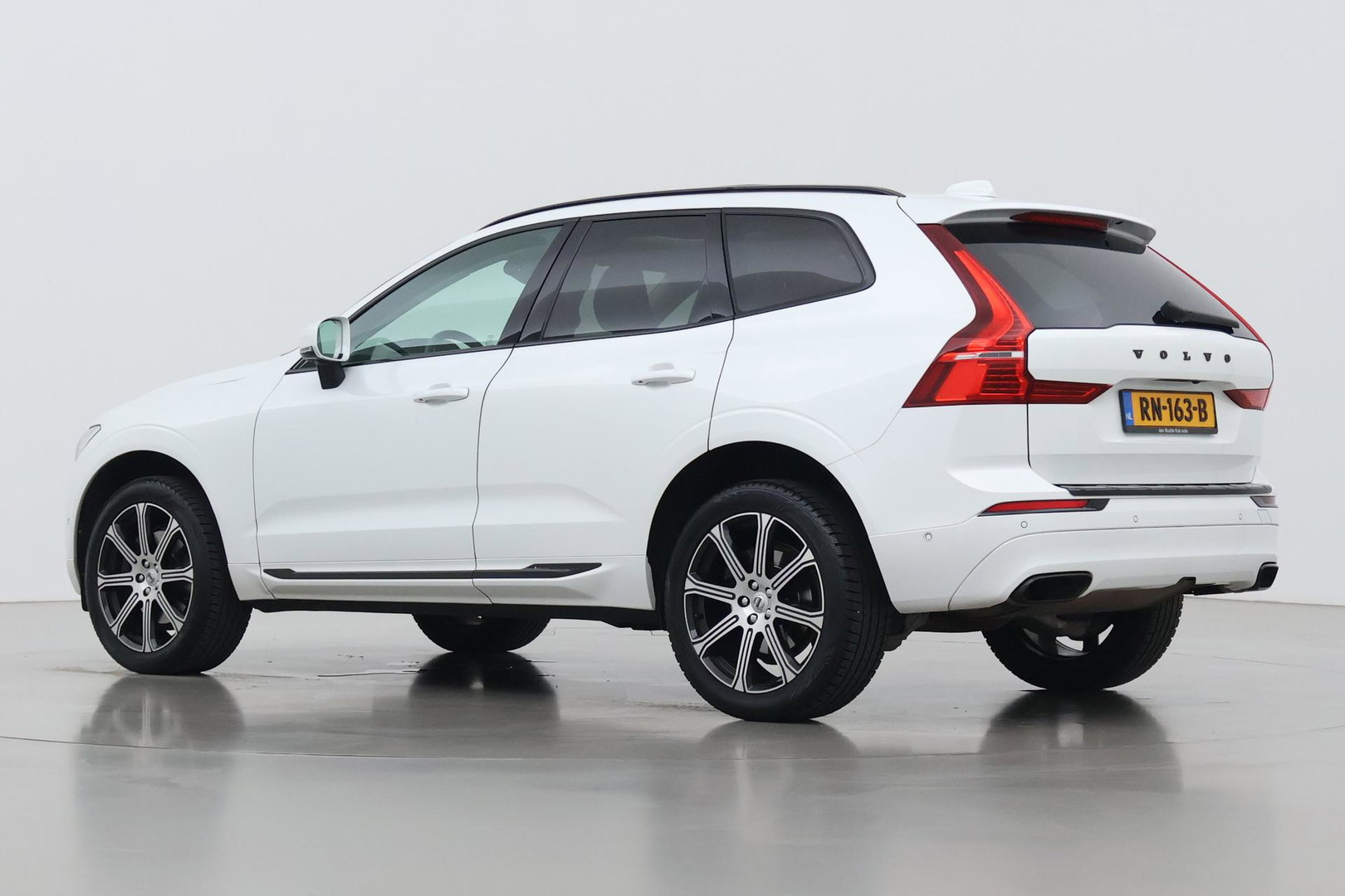 Volvo XC60 2.0 T5 Inscription | Luchtvering | Panoramadak | 360° Camera | BLIS | Standkachel | Stoel+Stuurverwarming | ACC