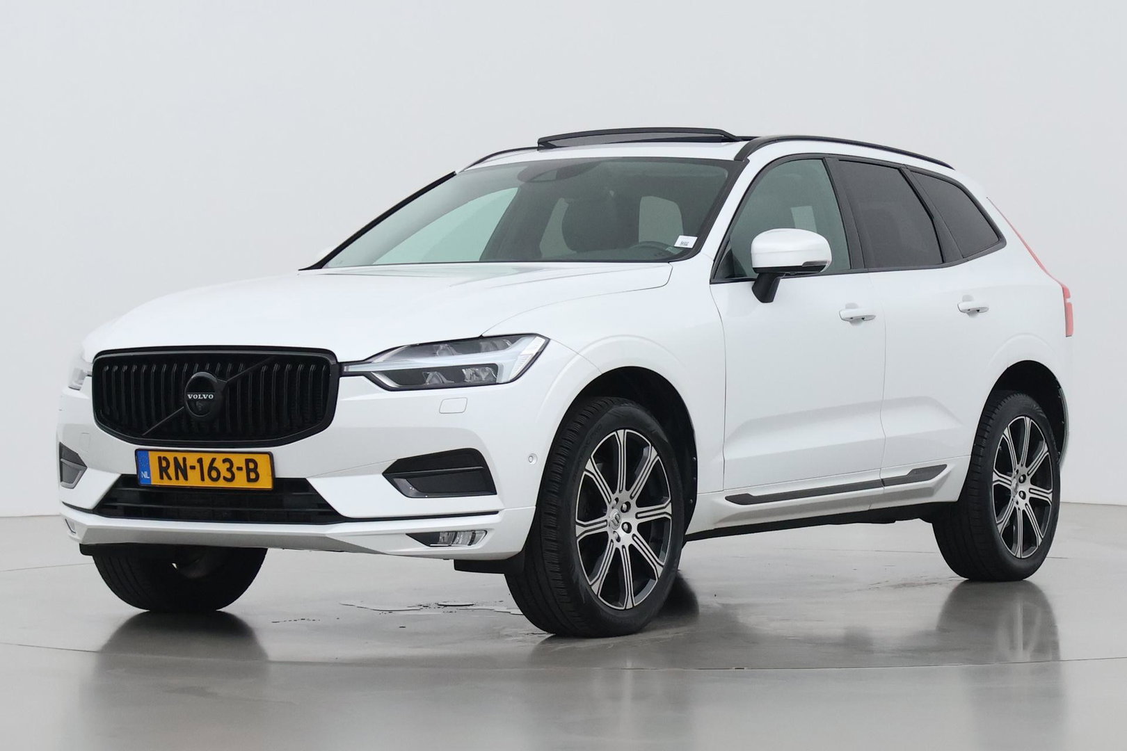 Volvo XC60 2.0 T5 Inscription | Luchtvering | Panoramadak | 360° Camera | BLIS | Standkachel | Stoel+Stuurverwarming | ACC