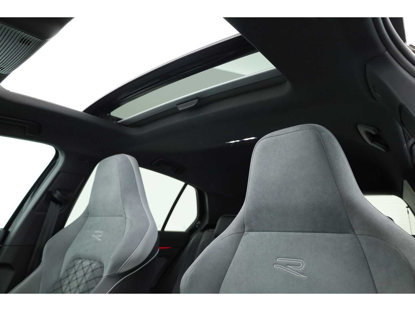 Volkswagen Golf 1.5 eTSI R-Line DSG | Pano | Adapt. Cruise | IQ. Light | CarPlay | Navi | Camera | Stoel-Stuurverw.