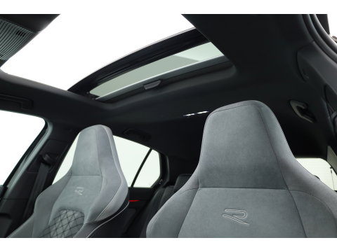 Volkswagen Golf 1.5 eTSI R-Line DSG | Pano | Adapt. Cruise | IQ. Light | CarPlay | Navi | Camera | Stoel-Stuurverw.