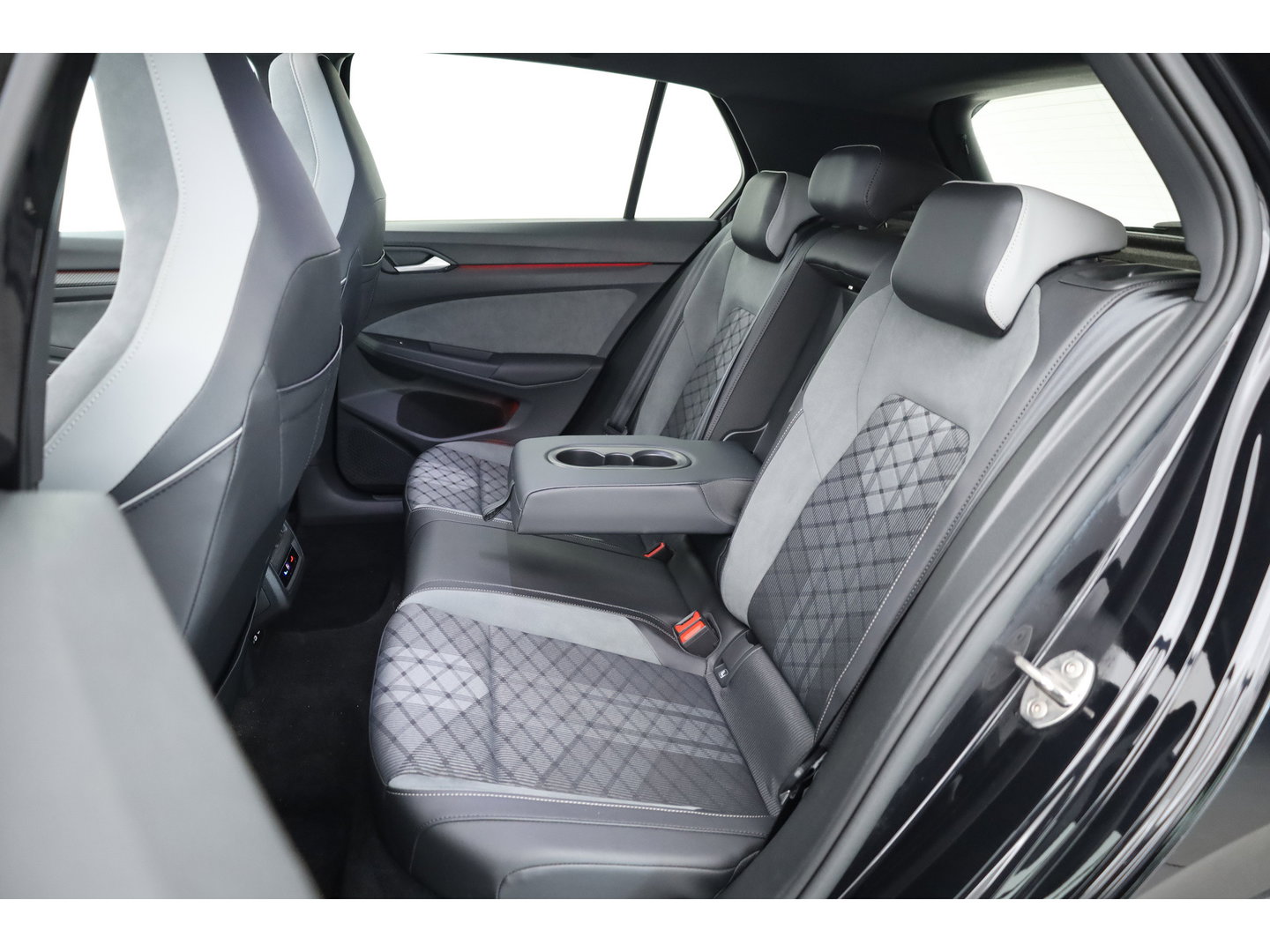 Volkswagen Golf 1.5 eTSI R-Line DSG | Pano | Adapt. Cruise | IQ. Light | CarPlay | Navi | Camera | Stoel-Stuurverw.