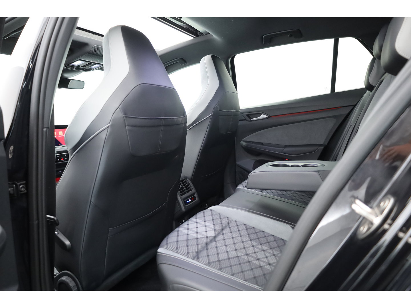 Volkswagen Golf 1.5 eTSI R-Line DSG | Pano | Adapt. Cruise | IQ. Light | CarPlay | Navi | Camera | Stoel-Stuurverw.