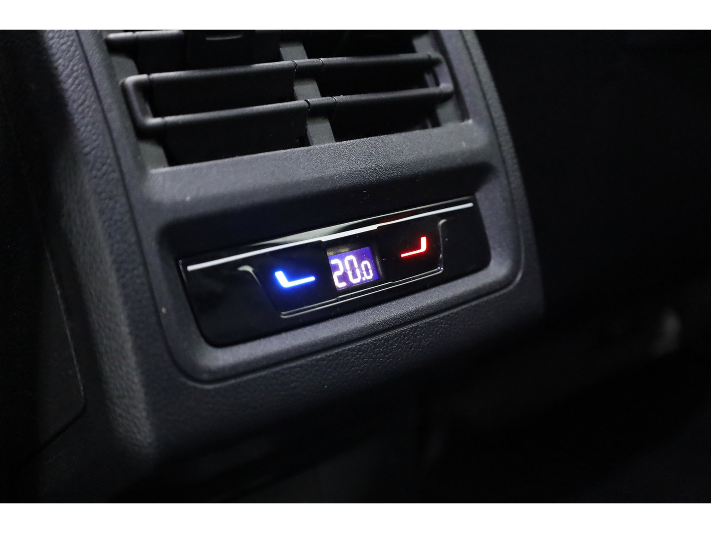 Volkswagen Golf 1.5 eTSI R-Line DSG | Pano | Adapt. Cruise | IQ. Light | CarPlay | Navi | Camera | Stoel-Stuurverw.