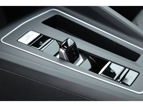 Volkswagen Golf 1.5 eTSI R-Line DSG | Pano | Adapt. Cruise | IQ. Light | CarPlay | Navi | Camera | Stoel-Stuurverw.