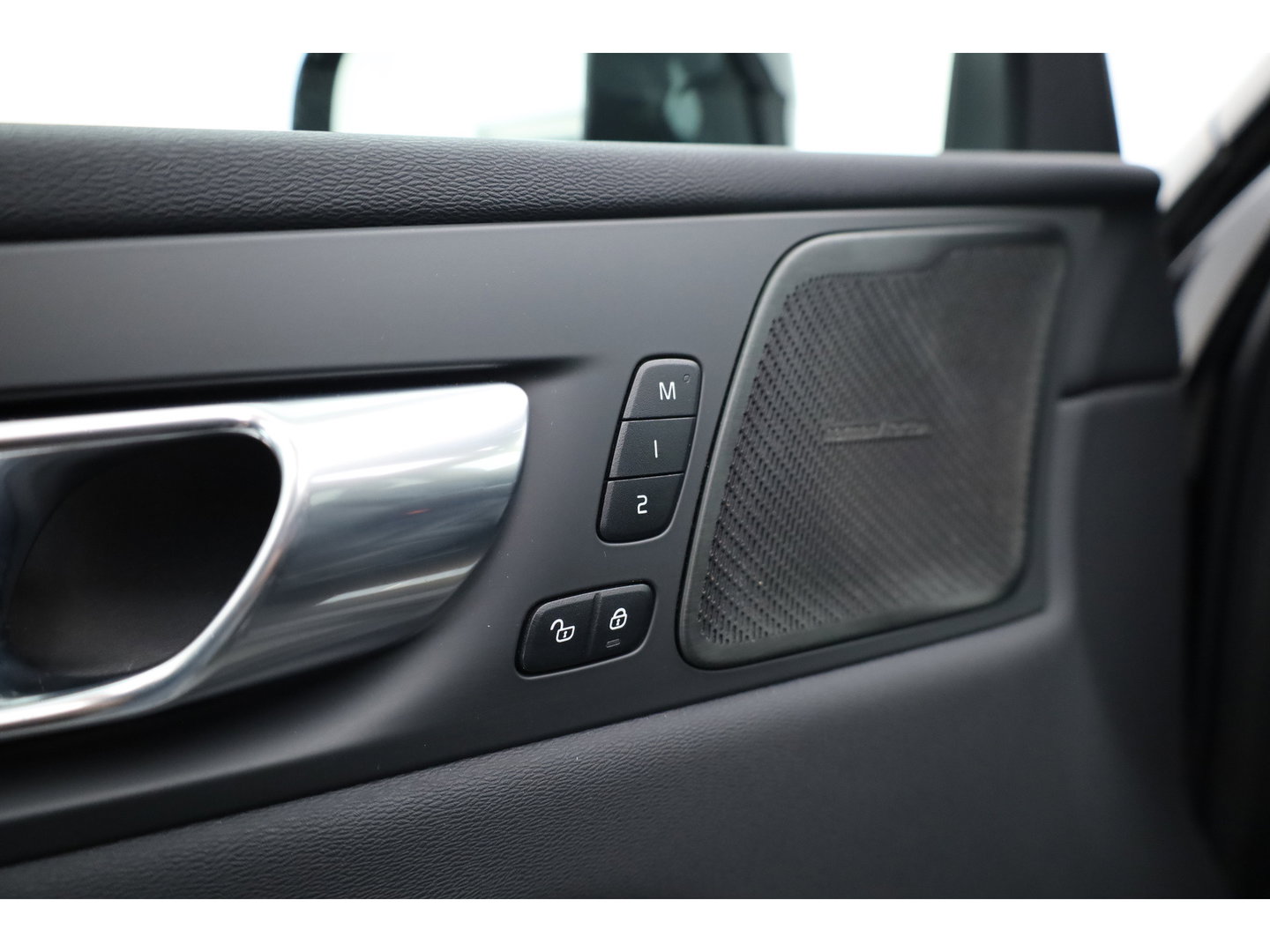 Volvo XC60 2.0 T8 Plug-in hybrid AWD Plus Dark | Rijklaar! | Pano | Pilot Assist | Leder | Camera | Stoel- stuurverw. | H&K | Memory Seats