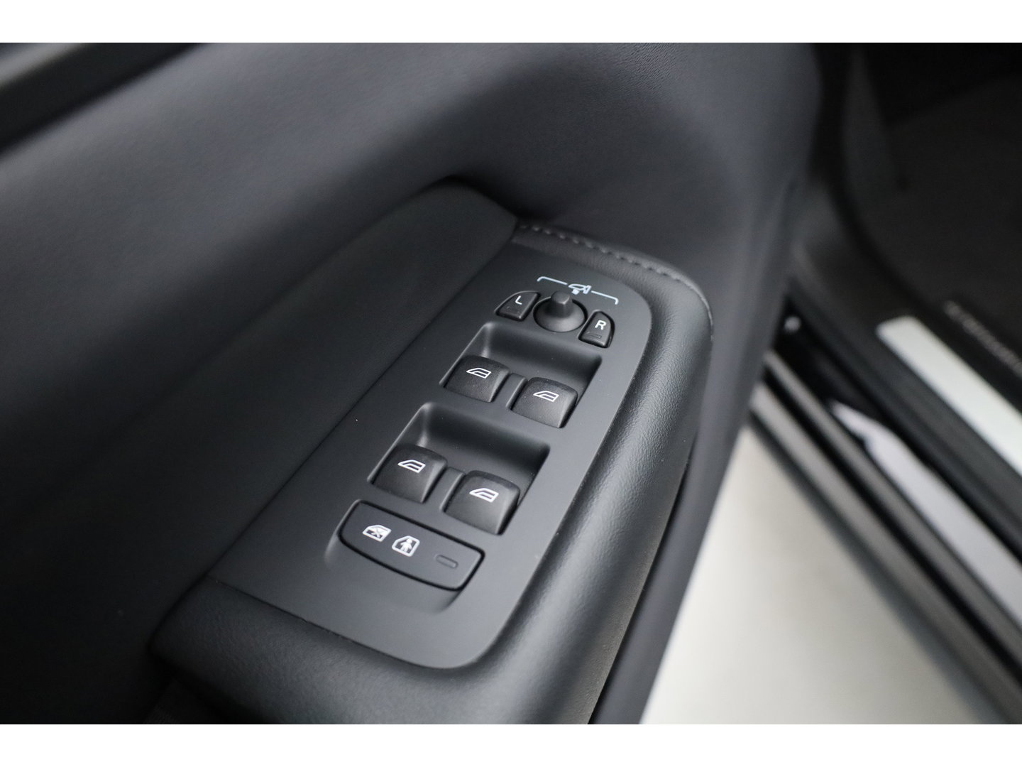 Volvo XC60 2.0 T8 Plug-in hybrid AWD Plus Dark | Rijklaar! | Pano | Pilot Assist | Leder | Camera | Stoel- stuurverw. | H&K | Memory Seats