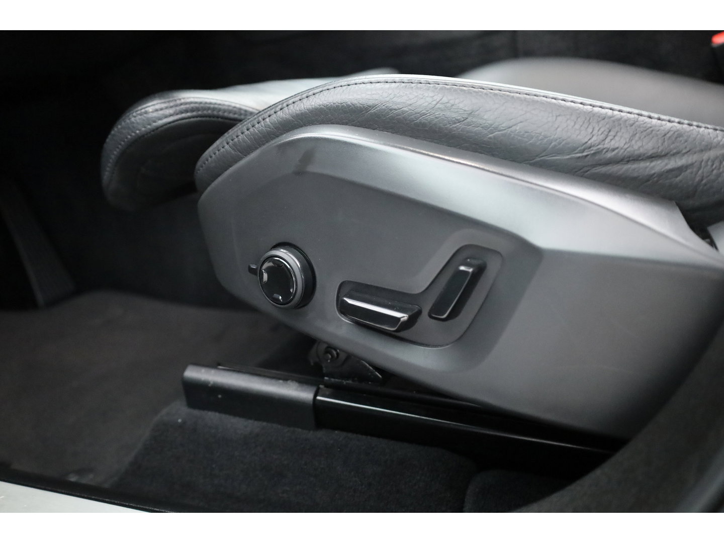 Volvo XC60 2.0 T8 Plug-in hybrid AWD Plus Dark | Rijklaar! | Pano | Pilot Assist | Leder | Camera | Stoel- stuurverw. | H&K | Memory Seats