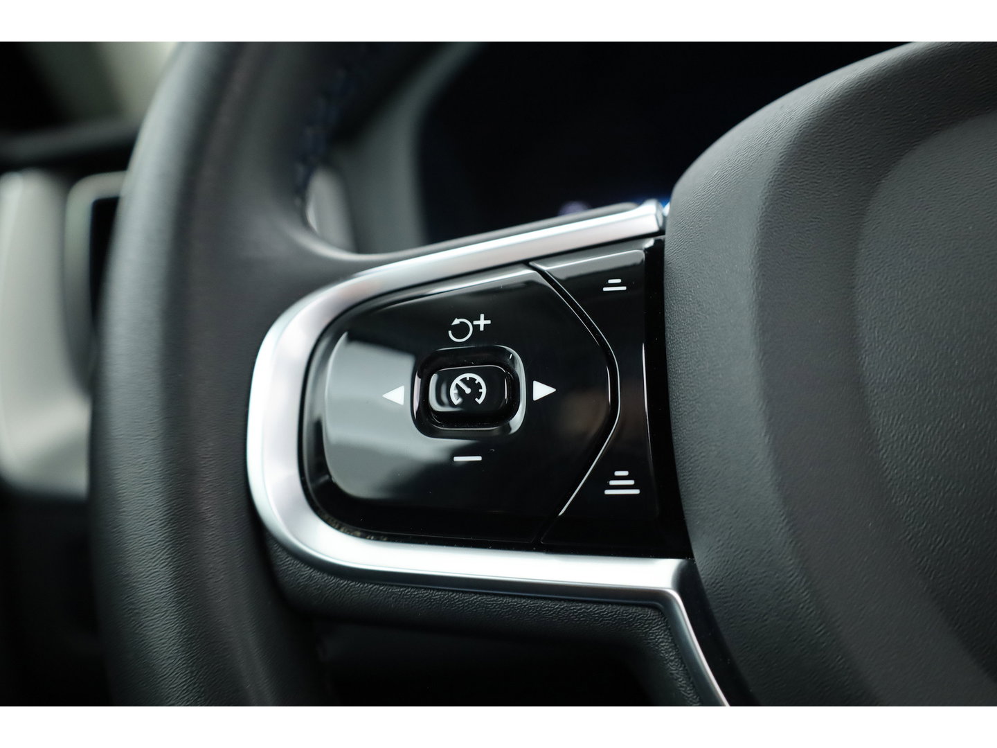 Volvo XC60 2.0 T8 Plug-in hybrid AWD Plus Dark | Rijklaar! | Pano | Pilot Assist | Leder | Camera | Stoel- stuurverw. | H&K | Memory Seats