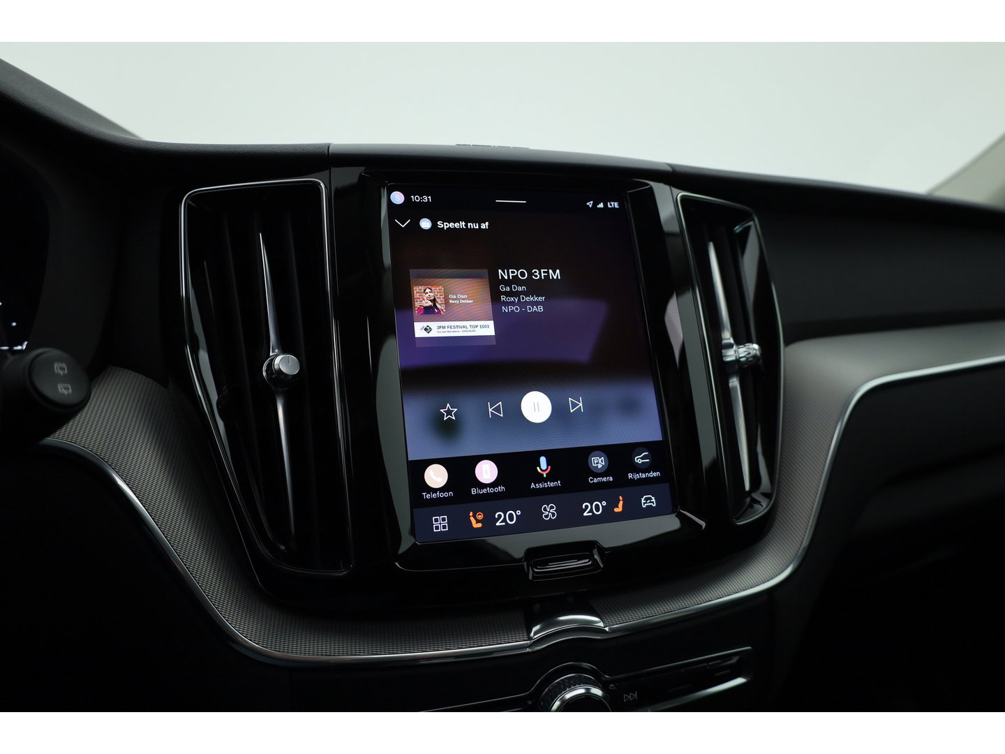 Volvo XC60 2.0 T8 Plug-in hybrid AWD Plus Dark | Rijklaar! | Pano | Pilot Assist | Leder | Camera | Stoel- stuurverw. | H&K | Memory Seats