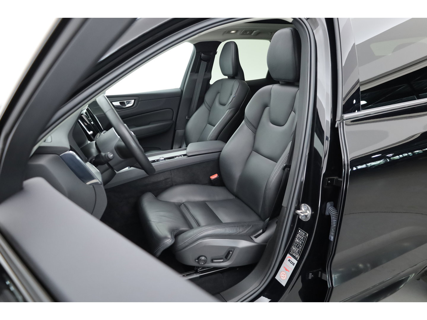 Volvo XC60 2.0 T8 Plug-in hybrid AWD Plus Dark | Rijklaar! | Pano | Pilot Assist | Leder | Camera | Stoel- stuurverw. | H&K | Memory Seats