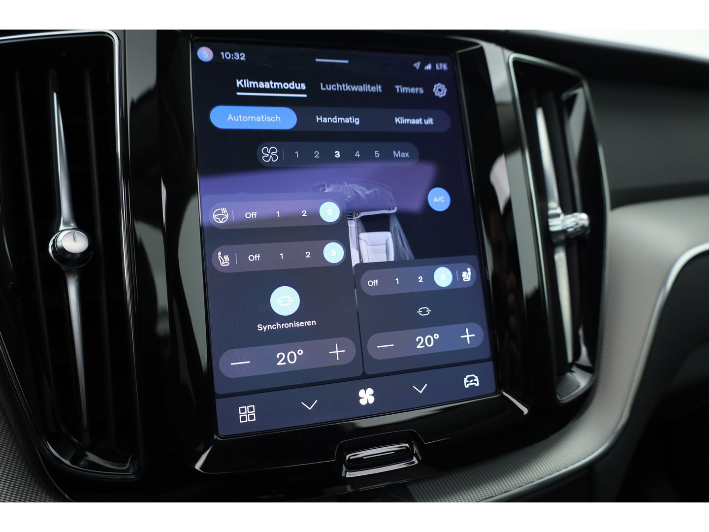 Volvo XC60 2.0 T8 Plug-in hybrid AWD Plus Dark | Rijklaar! | Pano | Pilot Assist | Leder | Camera | Stoel- stuurverw. | H&K | Memory Seats