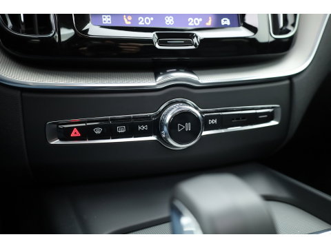 Volvo XC60 2.0 T8 Plug-in hybrid AWD Plus Dark | Rijklaar! | Pano | Pilot Assist | Leder | Camera | Stoel- stuurverw. | H&K | Memory Seats