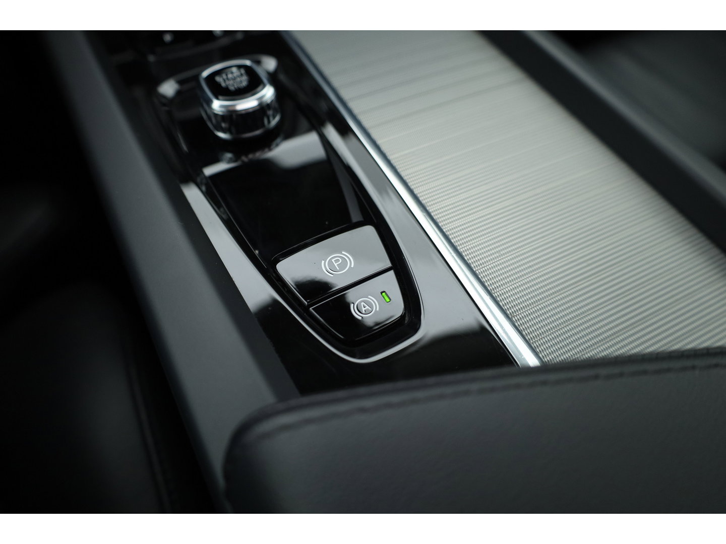 Volvo XC60 2.0 T8 Plug-in hybrid AWD Plus Dark | Rijklaar! | Pano | Pilot Assist | Leder | Camera | Stoel- stuurverw. | H&K | Memory Seats