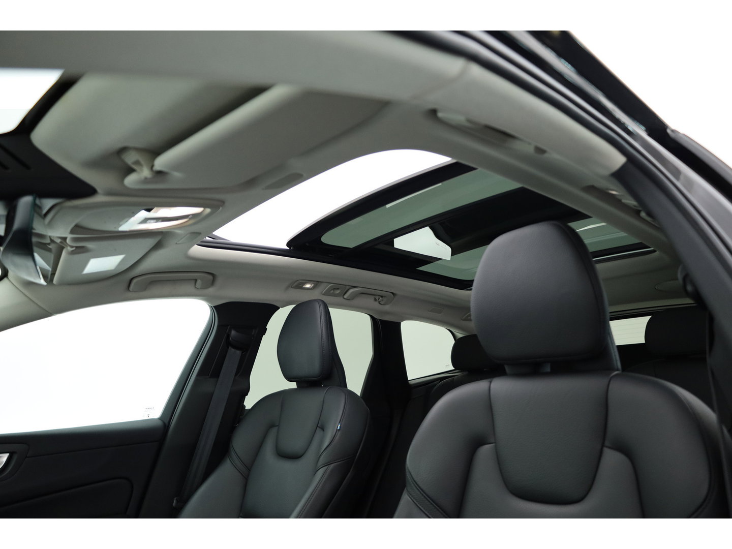 Volvo XC60 2.0 T8 Plug-in hybrid AWD Plus Dark | Rijklaar! | Pano | Pilot Assist | Leder | Camera | Stoel- stuurverw. | H&K | Memory Seats
