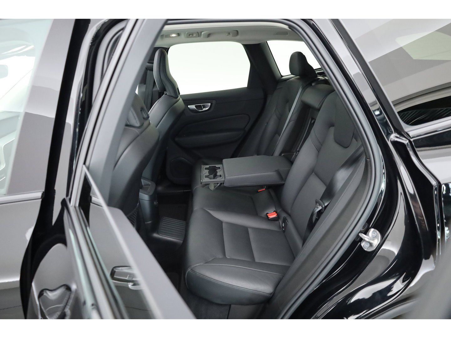 Volvo XC60 2.0 T8 Plug-in hybrid AWD Plus Dark | Rijklaar! | Pano | Pilot Assist | Leder | Camera | Stoel- stuurverw. | H&K | Memory Seats