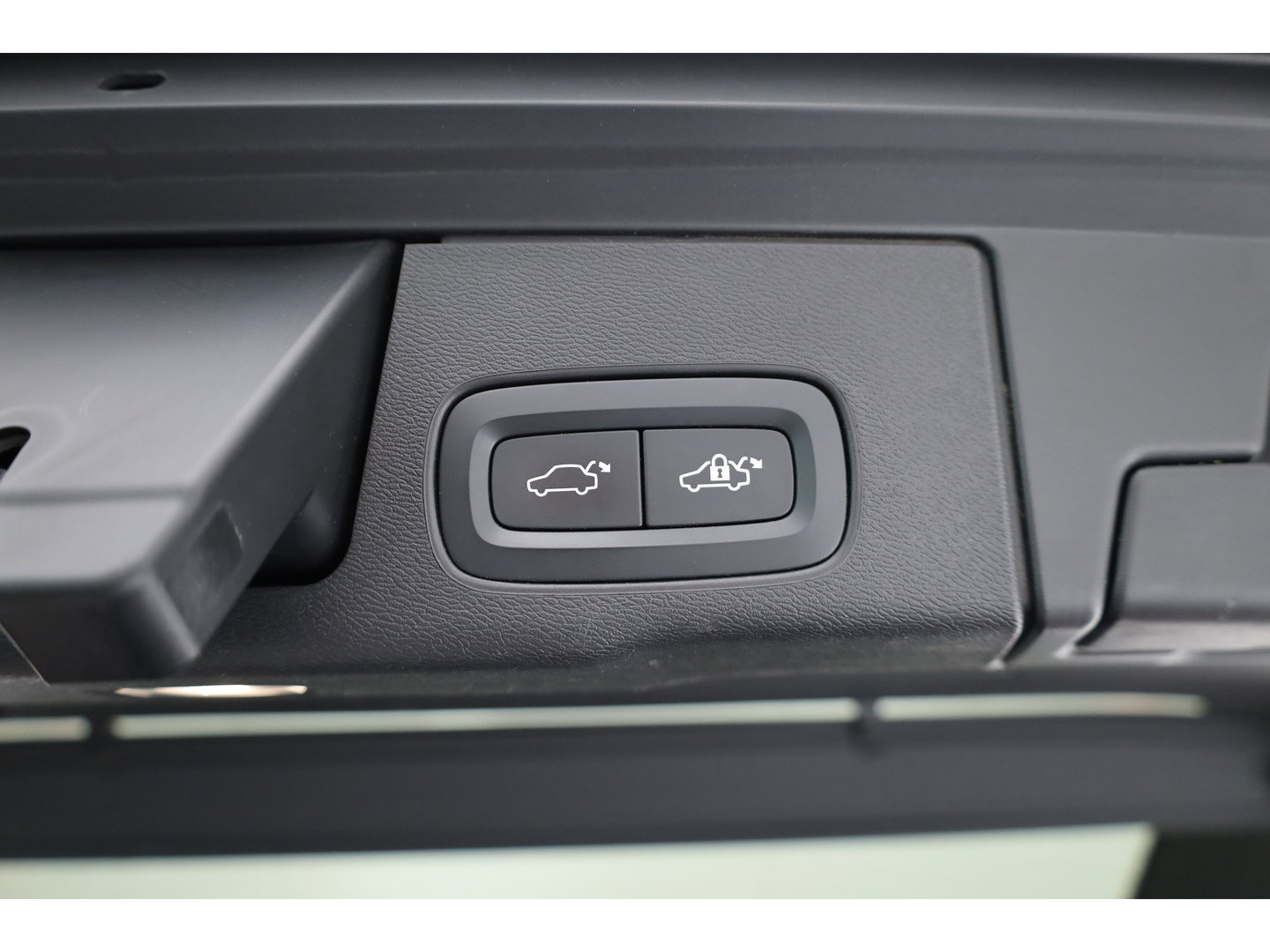 Volvo XC60 2.0 T8 Plug-in hybrid AWD Plus Dark | Rijklaar! | Pano | Pilot Assist | Leder | Camera | Stoel- stuurverw. | H&K | Memory Seats
