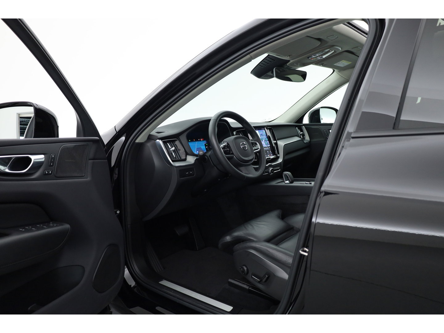 Volvo XC60 2.0 T8 Plug-in hybrid AWD Plus Dark | Rijklaar! | Pano | Pilot Assist | Leder | Camera | Stoel- stuurverw. | H&K | Memory Seats