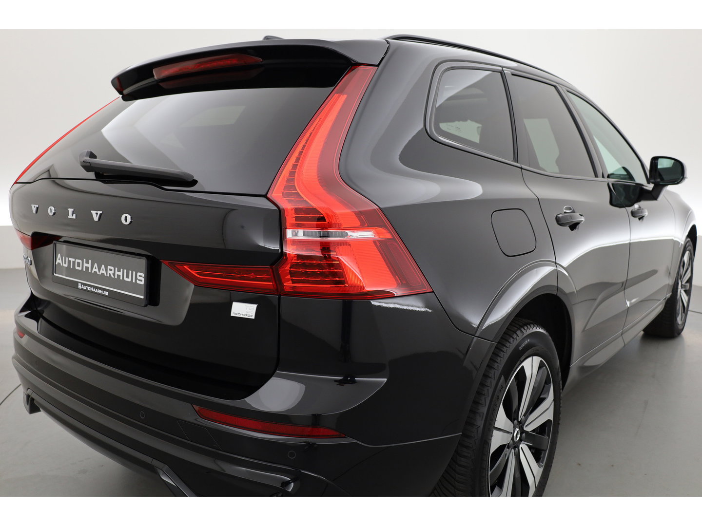 Volvo XC60 2.0 T8 Plug-in hybrid AWD Plus Dark | Rijklaar! | Pano | Pilot Assist | Leder | Camera | Stoel- stuurverw. | H&K | Memory Seats
