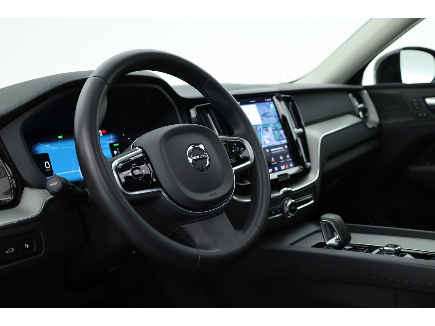 Volvo XC60 2.0 T8 Plug-in hybrid AWD Plus Dark | Rijklaar! | Pano | Pilot Assist | Leder | Camera | Stoel- stuurverw. | H&K | Memory Seats