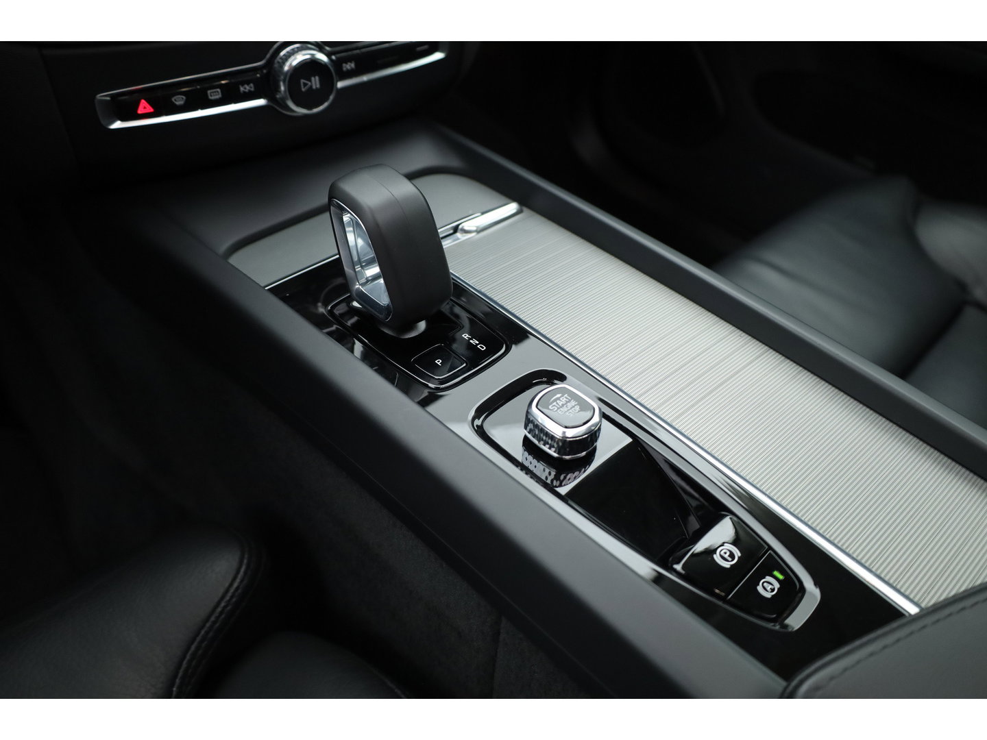 Volvo XC60 2.0 T8 Plug-in hybrid AWD Plus Dark | Rijklaar! | Pano | Pilot Assist | Leder | Camera | Stoel- stuurverw. | H&K | Memory Seats