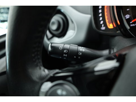 Toyota Aygo 1.0 VVT-i x-play | Rijklaar! | Apple CarPlay & Android Auto | All Season | Airco | DAB | Camera