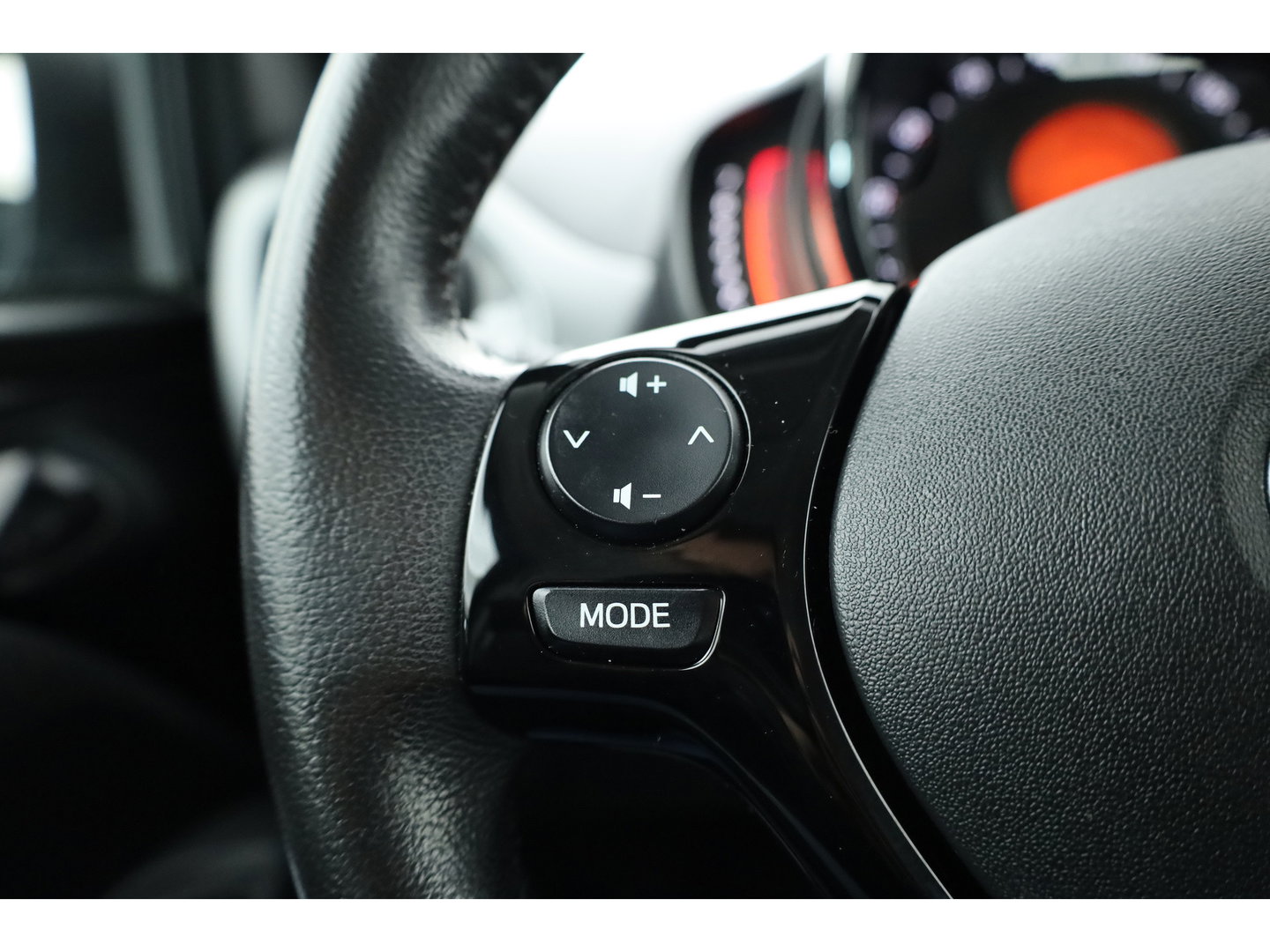 Toyota Aygo 1.0 VVT-i x-play | Rijklaar! | Apple CarPlay & Android Auto | All Season | Airco | DAB | Camera