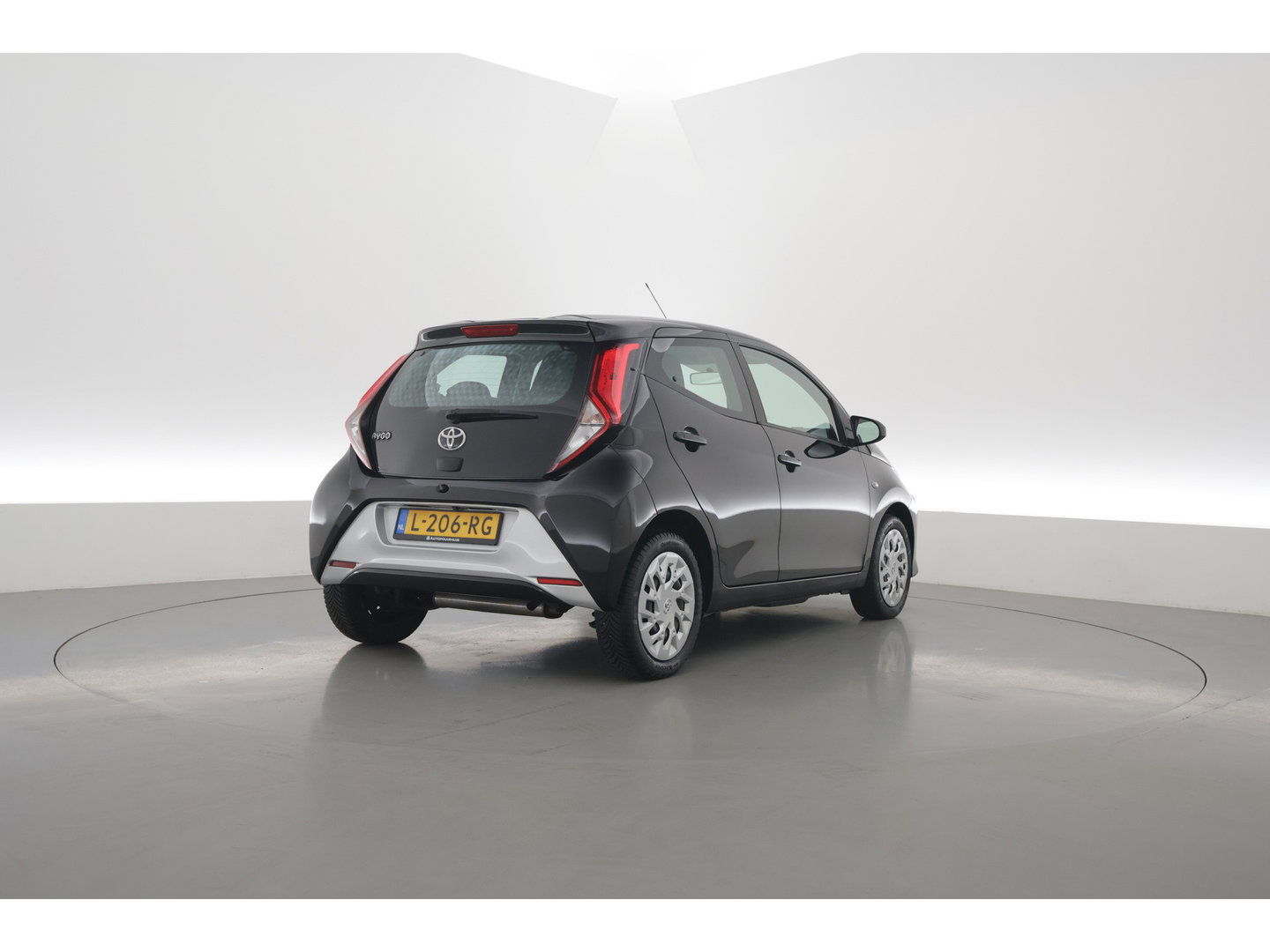Toyota Aygo 1.0 VVT-i x-play | Rijklaar! | Apple CarPlay & Android Auto | All Season | Airco | DAB | Camera