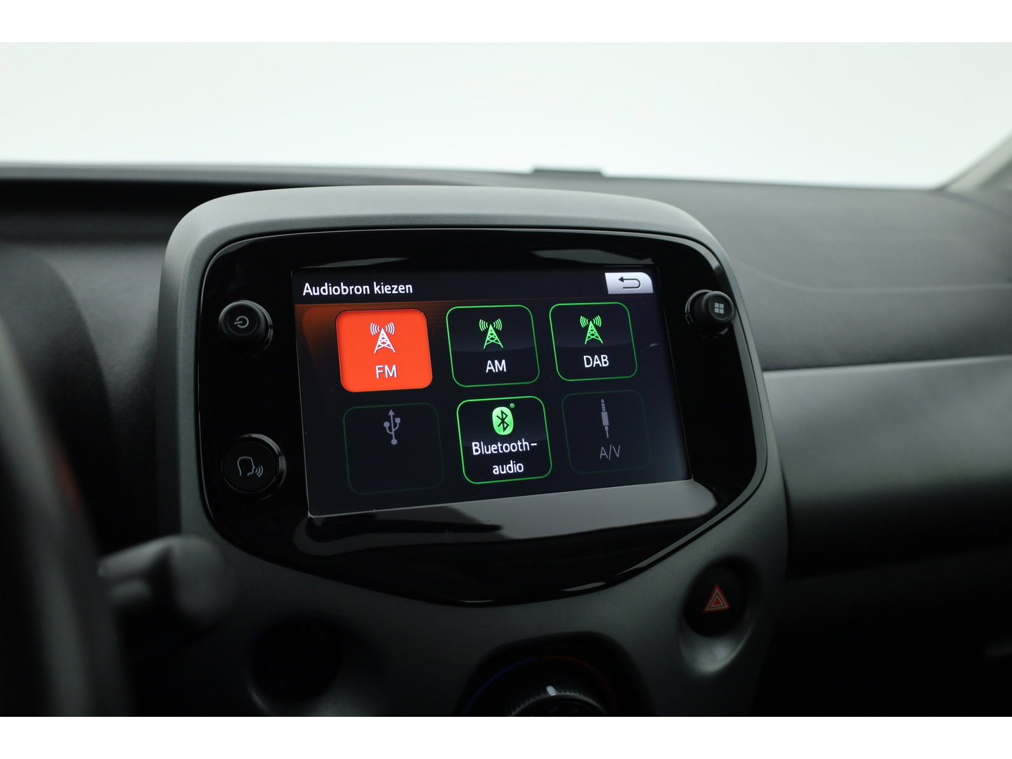 Toyota Aygo 1.0 VVT-i x-play | Rijklaar! | Apple CarPlay & Android Auto | All Season | Airco | DAB | Camera