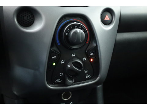 Toyota Aygo 1.0 VVT-i x-play | Rijklaar! | Apple CarPlay & Android Auto | All Season | Airco | DAB | Camera
