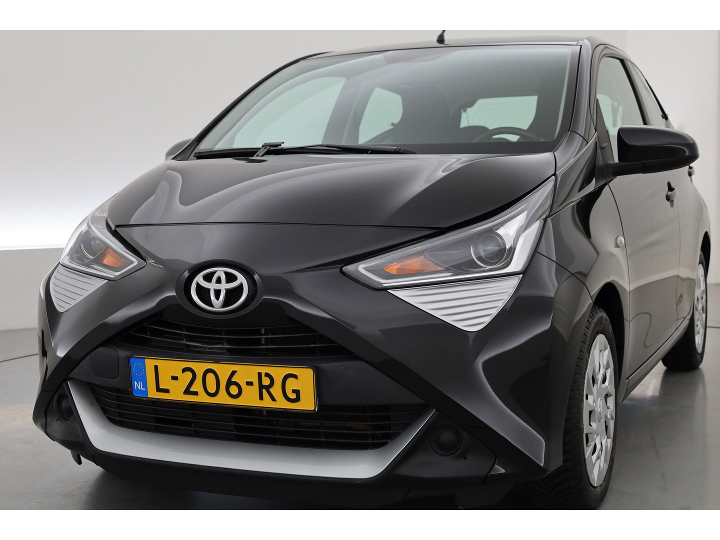Toyota Aygo 1.0 VVT-i x-play | Rijklaar! | Apple CarPlay & Android Auto | All Season | Airco | DAB | Camera
