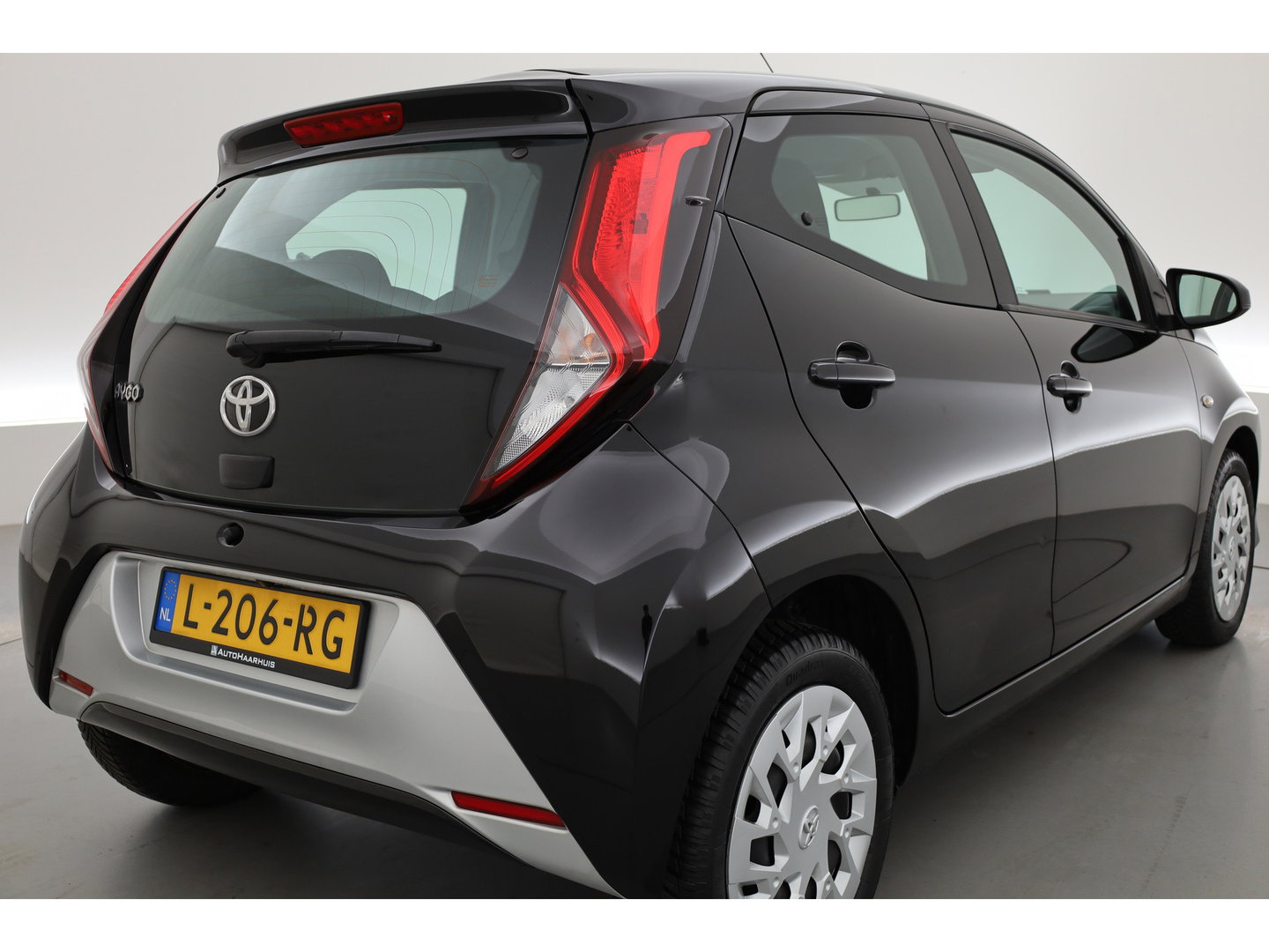 Toyota Aygo 1.0 VVT-i x-play | Rijklaar! | Apple CarPlay & Android Auto | All Season | Airco | DAB | Camera