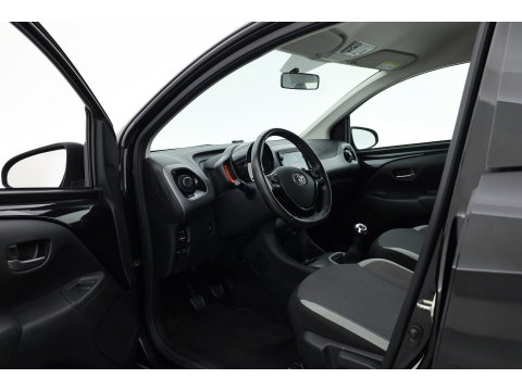 Toyota Aygo 1.0 VVT-i x-play | Rijklaar! | Apple CarPlay & Android Auto | All Season | Airco | DAB | Camera