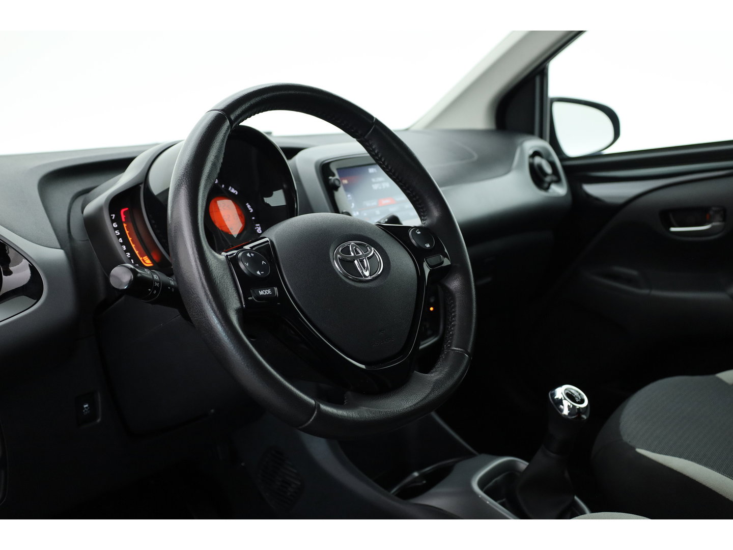 Toyota Aygo 1.0 VVT-i x-play | Rijklaar! | Apple CarPlay & Android Auto | All Season | Airco | DAB | Camera