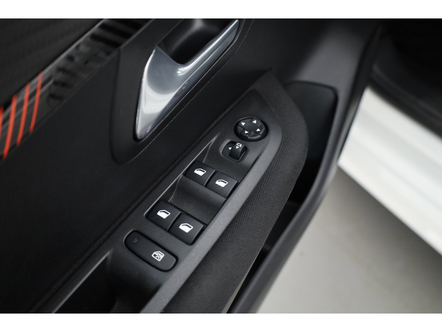 Peugeot 208 1.2 PureTech Active Pack | Rijklaar! | Cruise Control | PDC+A | Apple CarPlay | All Season | Stoelverw. | 16''