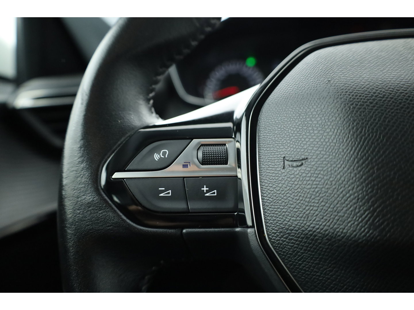Peugeot 208 1.2 PureTech Active Pack | Rijklaar! | Cruise Control | PDC+A | Apple CarPlay | All Season | Stoelverw. | 16''