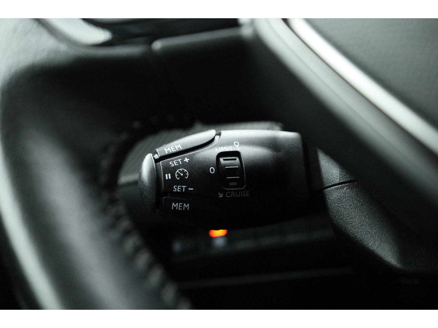Peugeot 208 1.2 PureTech Active Pack | Rijklaar! | Cruise Control | PDC+A | Apple CarPlay | All Season | Stoelverw. | 16''