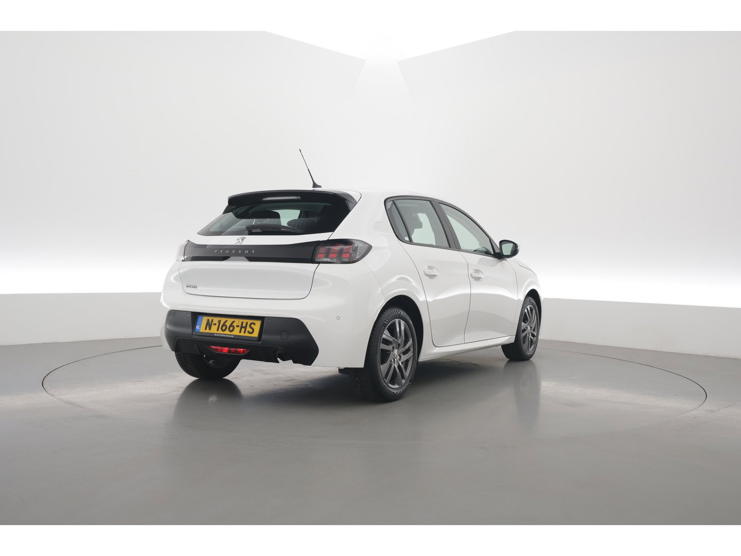 Peugeot 208 1.2 PureTech Active Pack | Rijklaar! | Cruise Control | PDC+A | Apple CarPlay | All Season | Stoelverw. | 16''