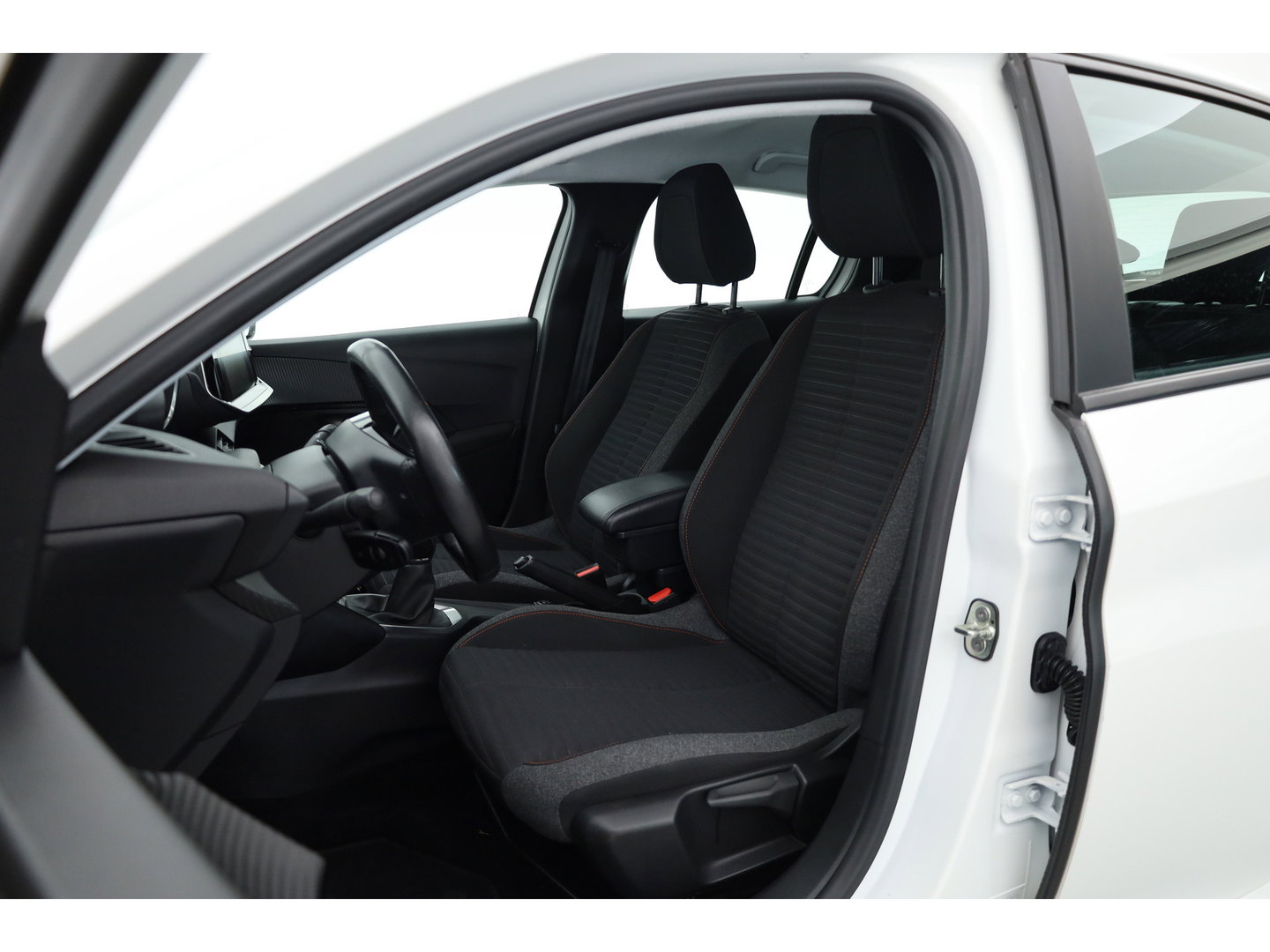 Peugeot 208 1.2 PureTech Active Pack | Rijklaar! | Cruise Control | PDC+A | Apple CarPlay | All Season | Stoelverw. | 16''