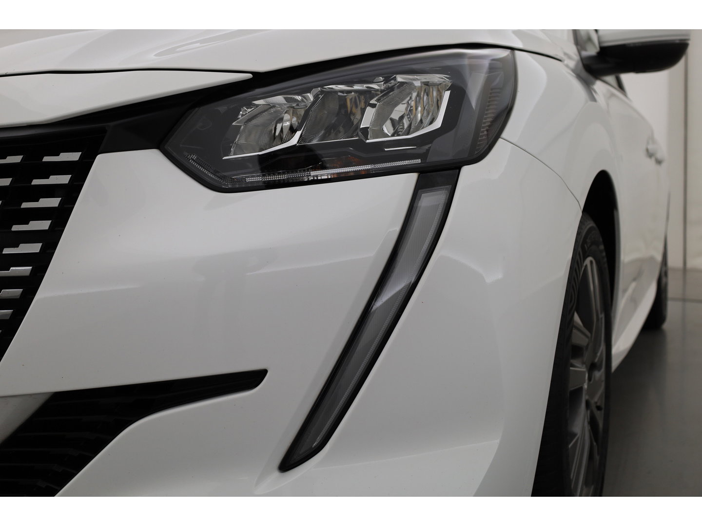 Peugeot 208 1.2 PureTech Active Pack | Rijklaar! | Cruise Control | PDC+A | Apple CarPlay | All Season | Stoelverw. | 16''