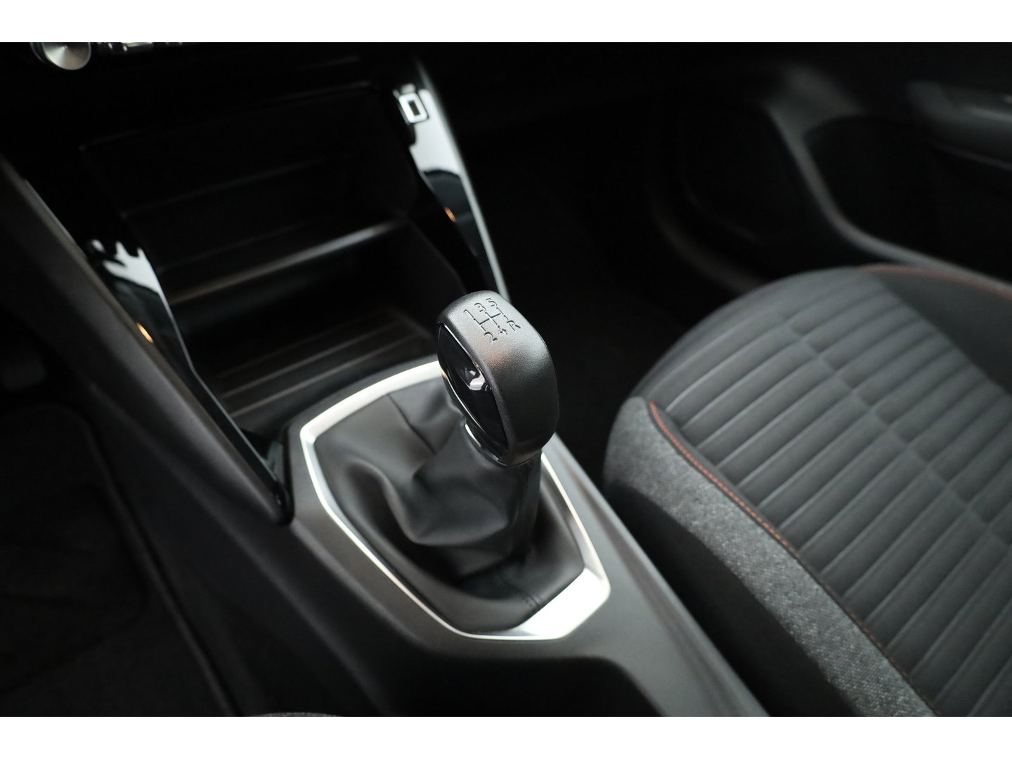Peugeot 208 1.2 PureTech Active Pack | Rijklaar! | Cruise Control | PDC+A | Apple CarPlay | All Season | Stoelverw. | 16''