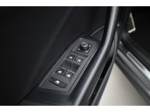Volkswagen T-Roc 1.5 TSI Sport Business R | Rijklaar! | Pano | Trekhaak | Camera | Adapt. Cruise | Stoelverw. | Apple CarPlay | 19''