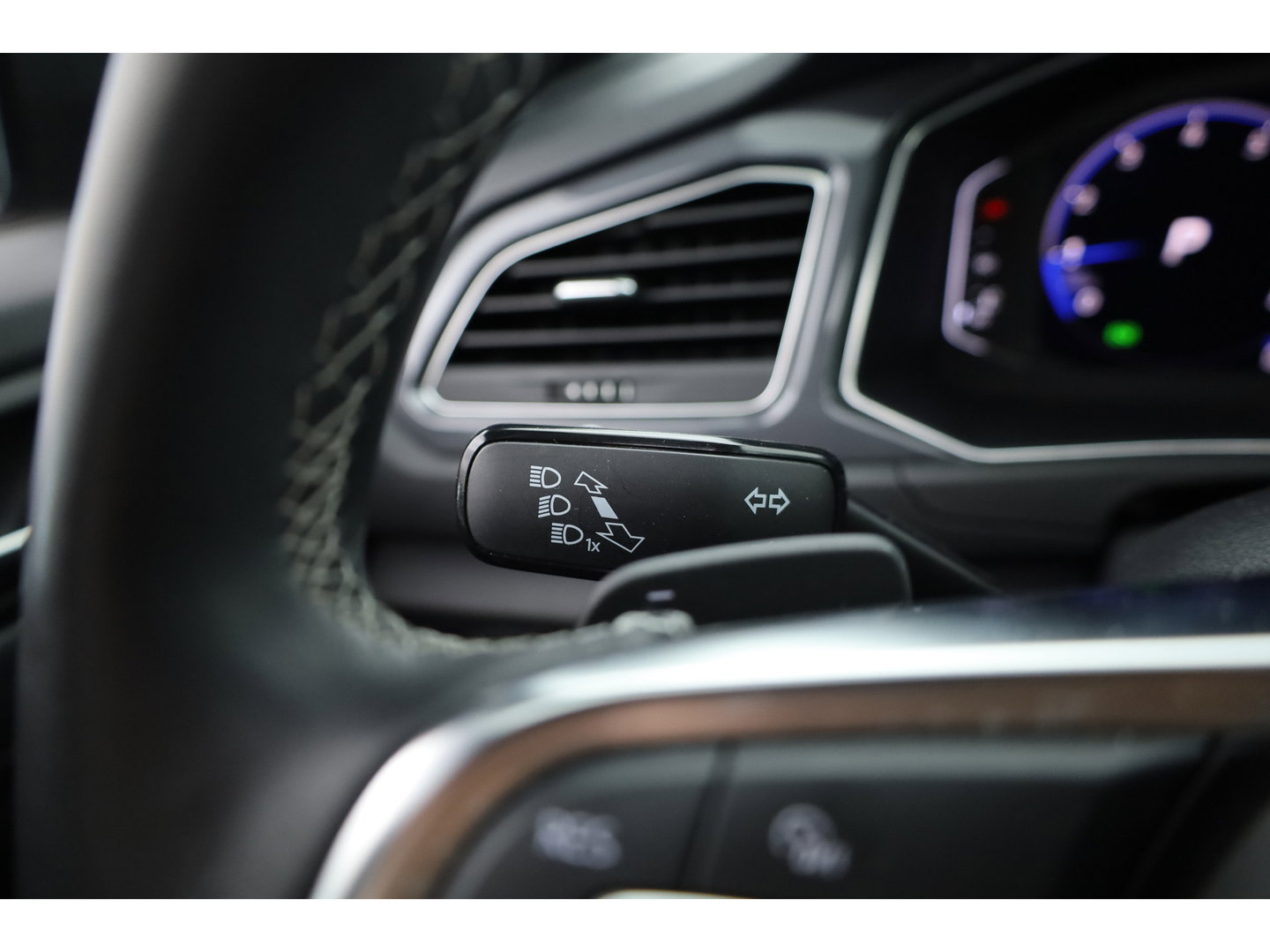 Volkswagen T-Roc 1.5 TSI Sport Business R | Rijklaar! | Pano | Trekhaak | Camera | Adapt. Cruise | Stoelverw. | Apple CarPlay | 19''