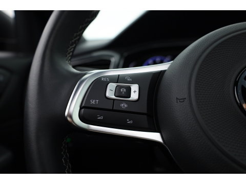 Volkswagen T-Roc 1.5 TSI Sport Business R | Rijklaar! | Pano | Trekhaak | Camera | Adapt. Cruise | Stoelverw. | Apple CarPlay | 19''