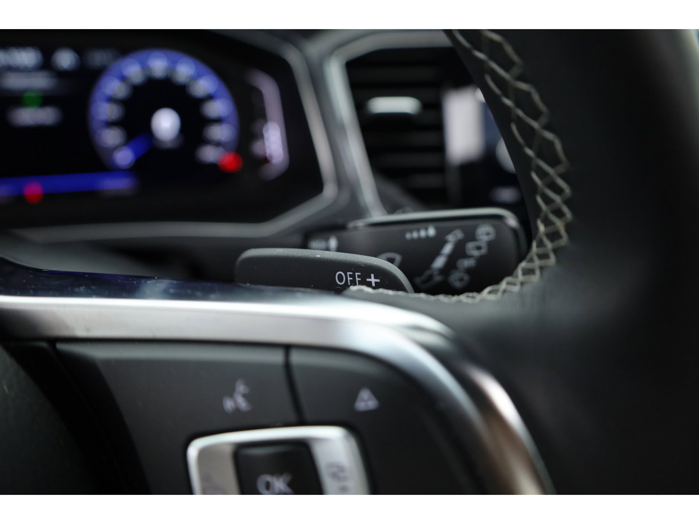 Volkswagen T-Roc 1.5 TSI Sport Business R | Rijklaar! | Pano | Trekhaak | Camera | Adapt. Cruise | Stoelverw. | Apple CarPlay | 19''