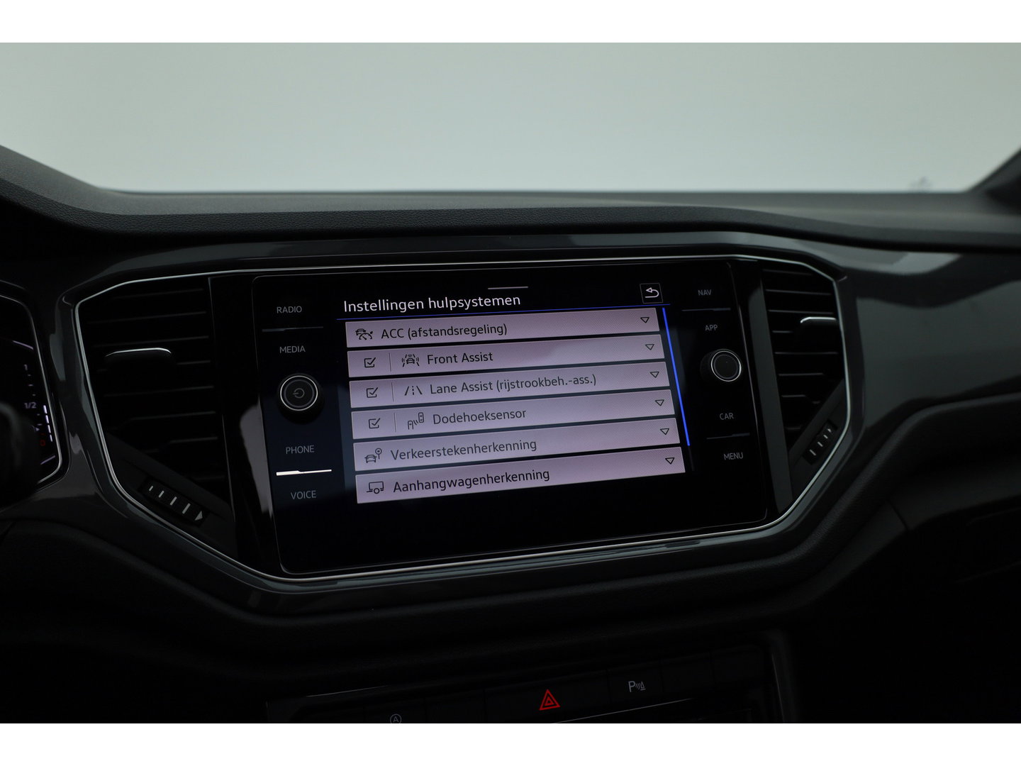 Volkswagen T-Roc 1.5 TSI Sport Business R | Rijklaar! | Pano | Trekhaak | Camera | Adapt. Cruise | Stoelverw. | Apple CarPlay | 19''