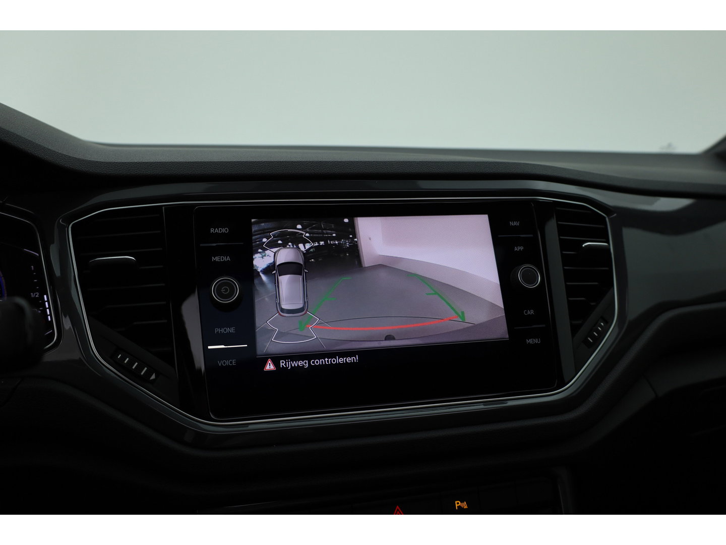 Volkswagen T-Roc 1.5 TSI Sport Business R | Rijklaar! | Pano | Trekhaak | Camera | Adapt. Cruise | Stoelverw. | Apple CarPlay | 19''
