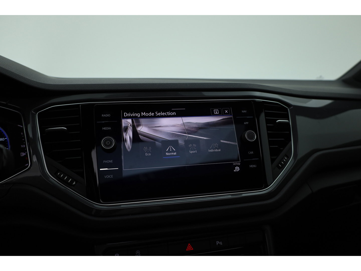 Volkswagen T-Roc 1.5 TSI Sport Business R | Rijklaar! | Pano | Trekhaak | Camera | Adapt. Cruise | Stoelverw. | Apple CarPlay | 19''