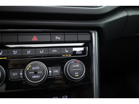 Volkswagen T-Roc 1.5 TSI Sport Business R | Rijklaar! | Pano | Trekhaak | Camera | Adapt. Cruise | Stoelverw. | Apple CarPlay | 19''