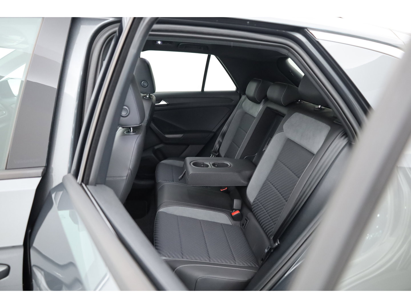 Volkswagen T-Roc 1.5 TSI Sport Business R | Rijklaar! | Pano | Trekhaak | Camera | Adapt. Cruise | Stoelverw. | Apple CarPlay | 19''
