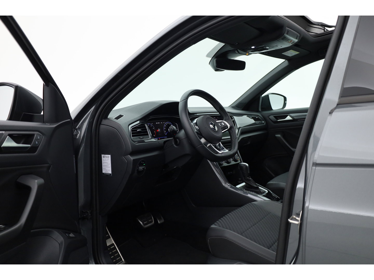 Volkswagen T-Roc 1.5 TSI Sport Business R | Rijklaar! | Pano | Trekhaak | Camera | Adapt. Cruise | Stoelverw. | Apple CarPlay | 19''